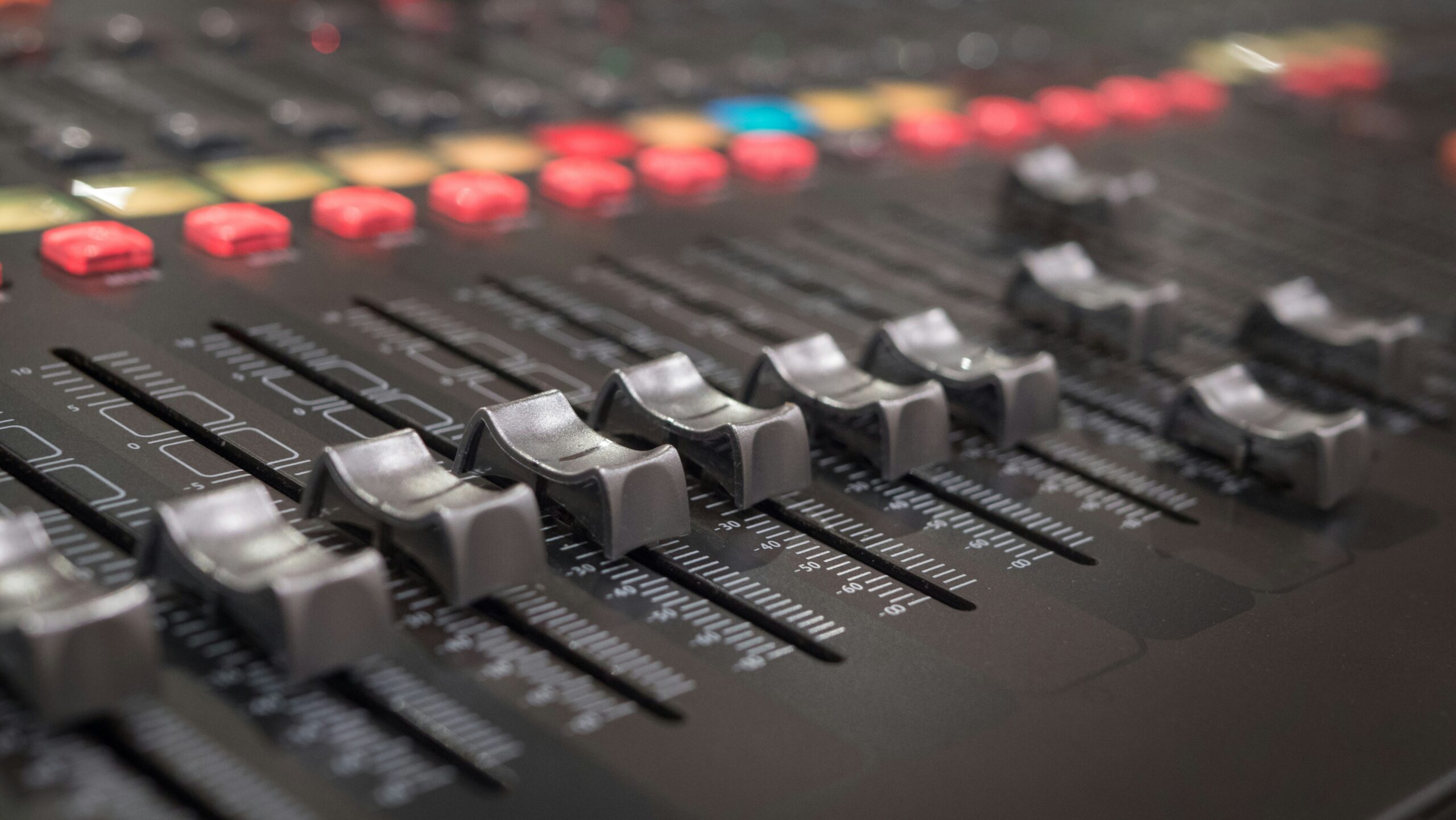 Scopri di più sull'articolo Sistemi di Filodiffusione Audio: perché affidarsi a tecnici certificati fa la differenza